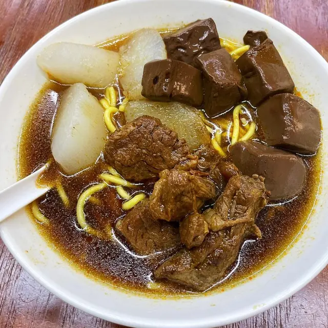 配料：牛坑腩，香辣豬紅，蘿蔔，咖喱魷魚湯汁：腩汁，鹵水汁，微辣香辣汁豬紅大嚿香滑蘿蔔好腍亦無渣，牛坑腩就肥瘦適中，牛肉味好重爽囗嘅魷魚，香辣咖喱汁刺激又好食，係必食選擇