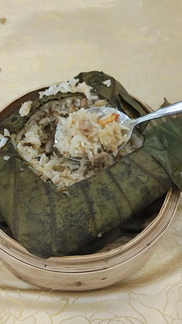 配料包括:蝦、雞粒、草菇粒...