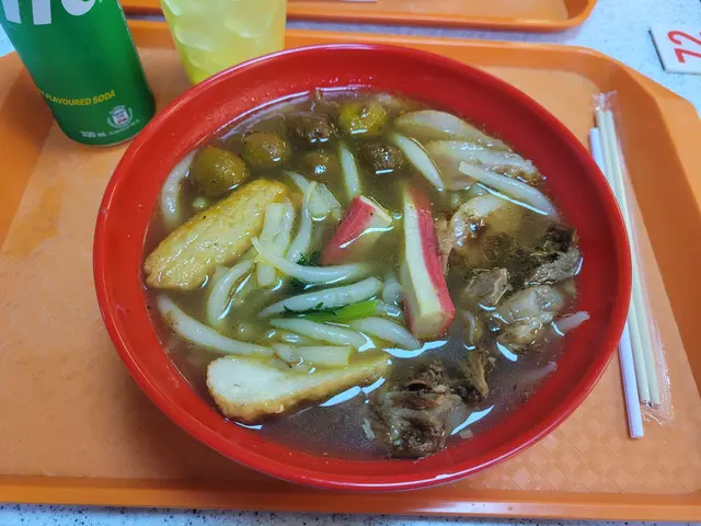三餸麵 (任選) + 飲品,另加餸 蟹柳/芝士魚棒/煙鴨胸/豬軟骨/鹵水魚蛋/ 雪菜肉絲/咸寧七