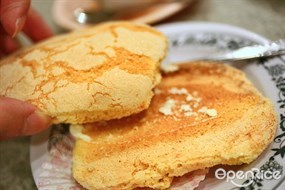 餅身質感似光酥餅+幼砂糖舖面，中間夾鹹奶油 - 兩利茶餐廳 in Mong Kok 