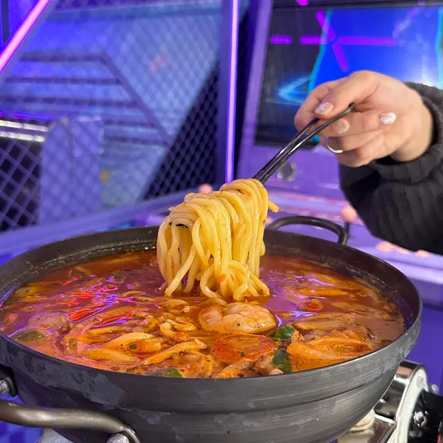 蕃茄韓式辣海鮮湯配中華麵