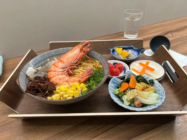 特大海蝦配招牌特濃鮮蝦湯麵(配溏心蛋)