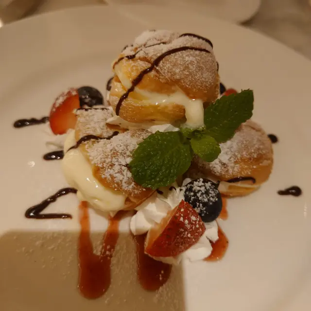 泡芙山伴雪糕 Puff Mountain with Ice Cream