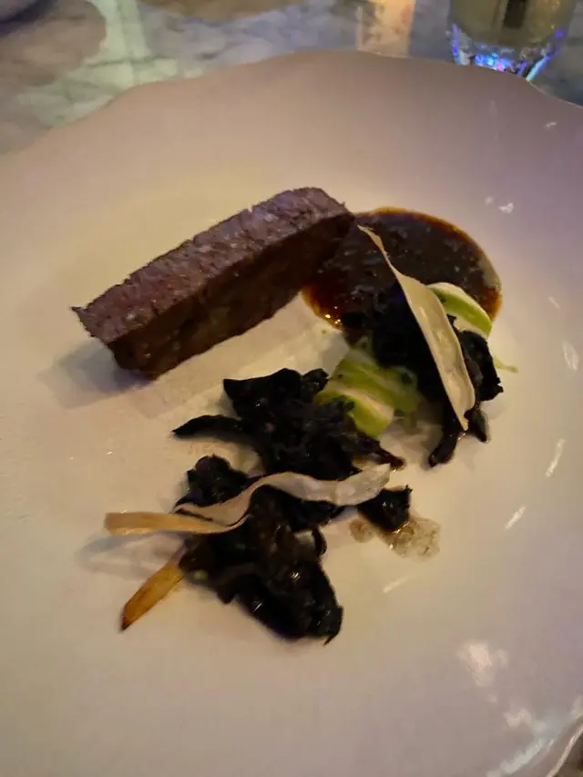 A4 tenderloin 點了medium well, 熟度控制不錯👍🏻
牛柳多汁可口, 這道菜很均衡，歐洲蘿蔔(parsnip) 和黑喇叭菇的味道，跟牛柳的味道很互動，令我每吃一口主菜便想一口配菜，接著又期待主菜.....
