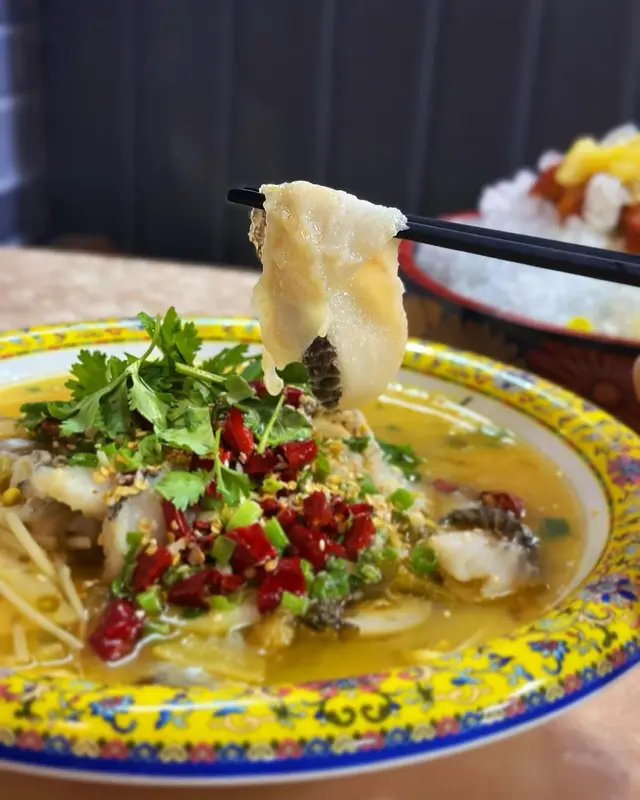 呢度既酸菜魚比起其他酸菜魚專門店都毫不遜色，魚片嫩滑，湯底酸得黎帶有少少麻，唔會太辣，配料有蓮藕、萵荀、薯粉等，份量唔吝嗇