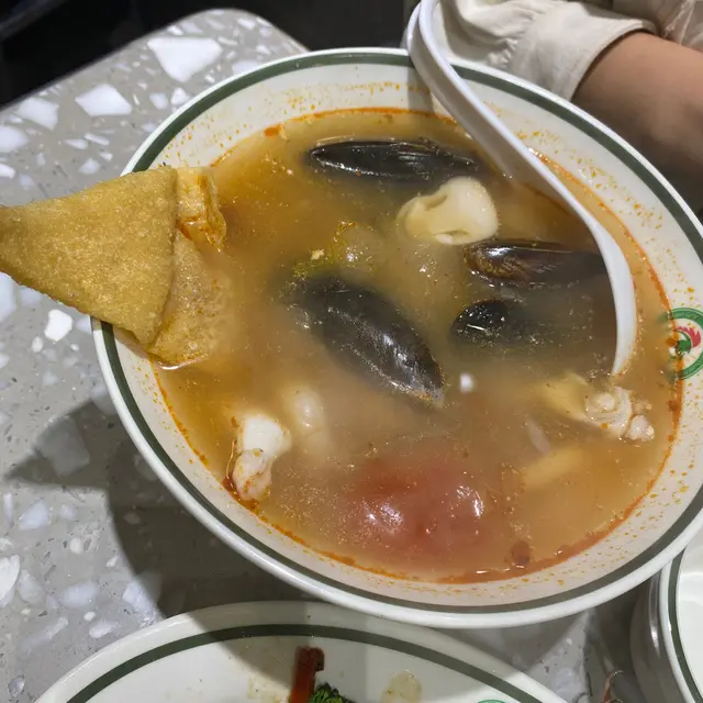 海鮮冬陰公湯金邊粉