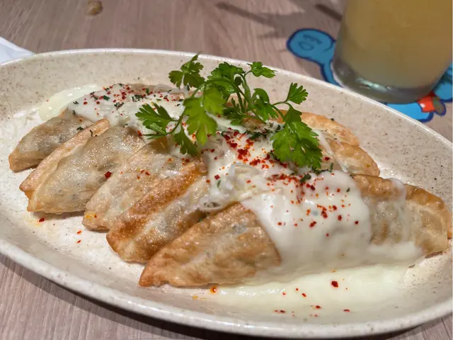 餃子醬汁味道OK，但餃子本身啲皮好「林」，唔係鬆脆嗰款，都唔係我喜歡吃嘅餃子口味。 sauce ok , but dumping taste not good 