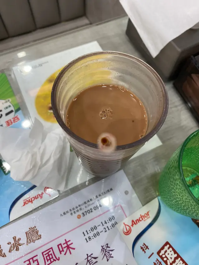 飲到成口粉嘅朱古力
