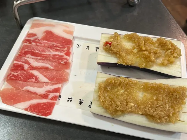 ✨西班牙黑毛豬五花肉
薄薄的一片 烤起來超快 就可以吃了 
而且烤得微焦焦 脆脆的邊 是個很不一樣的體驗呢～～

✨蒜蓉烤茄子
茄子🍆烤得好柔軟
蒜🧄控們 一定要點這份 他們放蒜蓉量是用倒的吧
