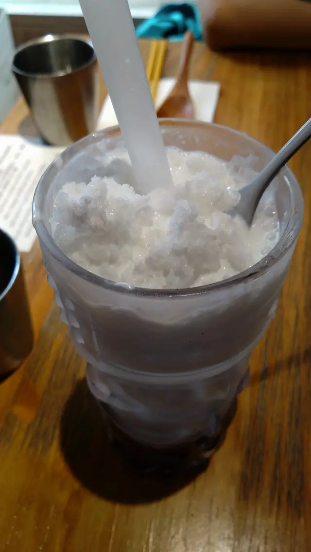 椰汁冰似沙冰質感,跟港式紅豆冰用的冰粒不同