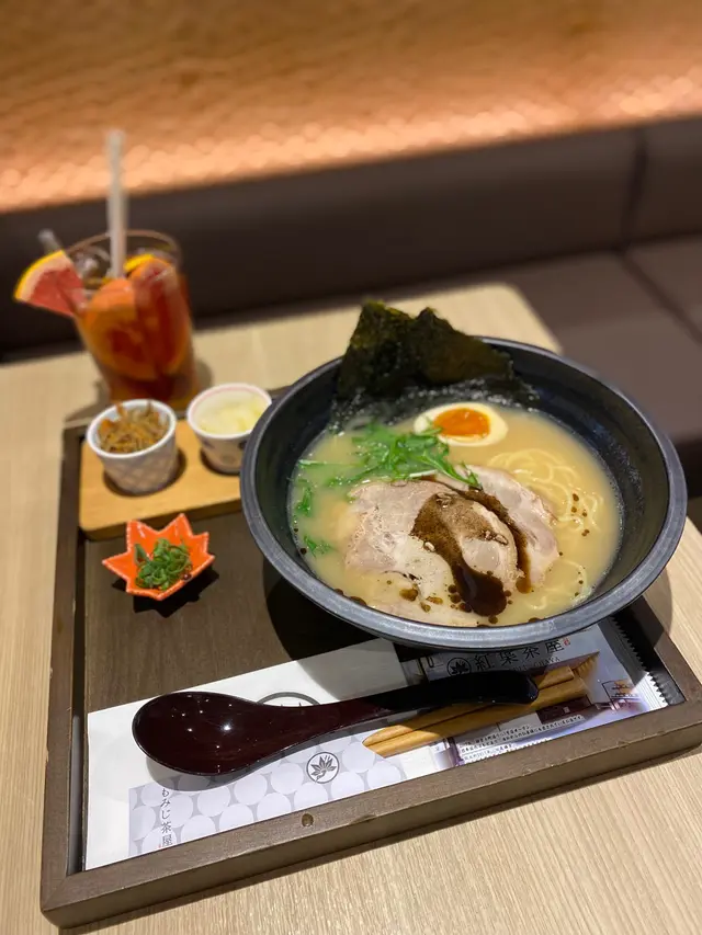 黑麻油濃厚豚骨湯拉麵