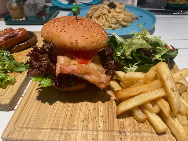 雞扒漢堡配薯條