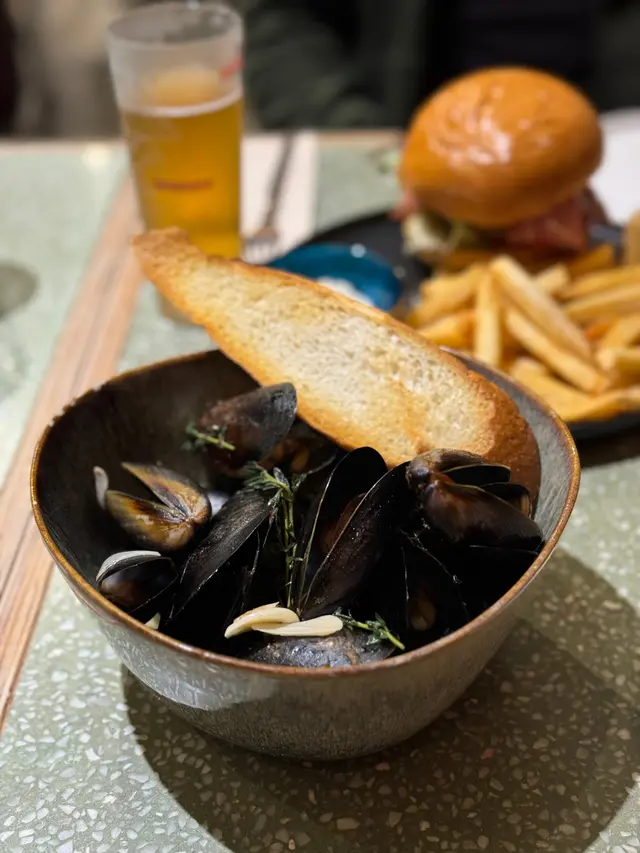 青口鮮甜 份量好多 法包片乾身好脆
蒜香白酒牛油汁香口 用黎蘸法包超級好食🤤🤤