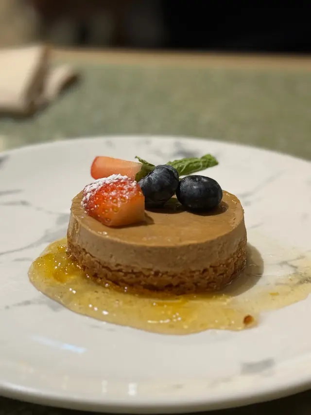 上層係mousse下層係類似消化餅底
微微伯爵茶香 唔算好出 但勝在唔甜~🫦
旁邊仲有香橙柚子醬 酸酸甜甜 夾埋一齊食即刻好清新去膩