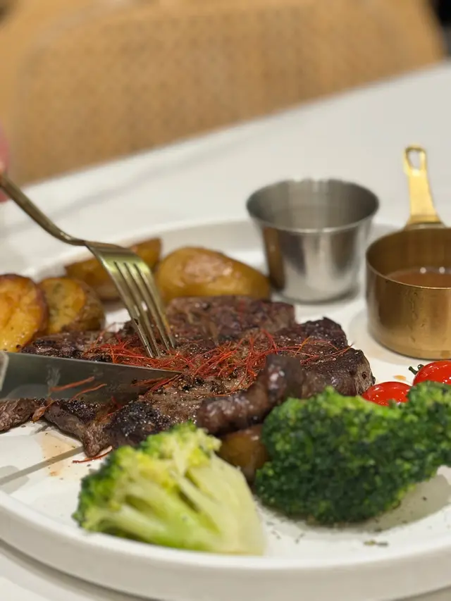 嗌左7成熟 可能因為個扒比較薄 比想像中熟
但依然好易切開 肉汁豐富
配菜豐富 烤新薯、西蘭花、車厘茄
仲有燒汁同芥末(⁎⁍̴̛ᴗ⁍̴̛⁎)