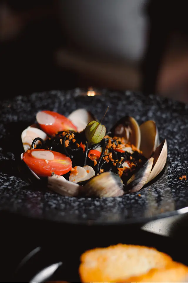 避風塘風味炒蜆墨魚麵