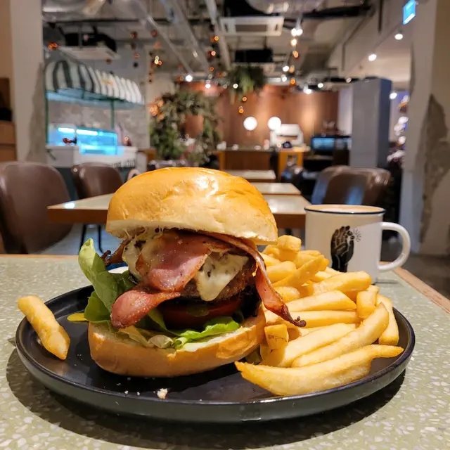 手打安格斯漢堡配薯條