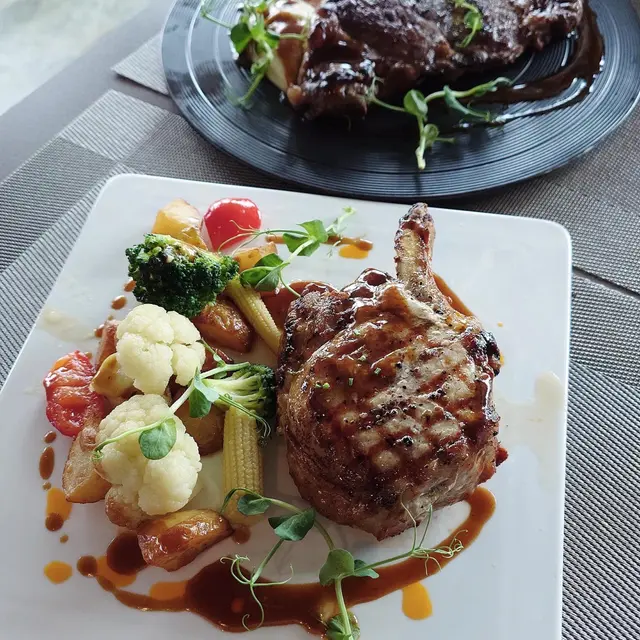 慢煮西班牙豬鞍紅酒香草汁