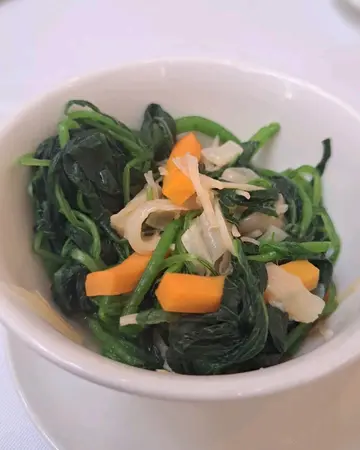 Seasonal Vegetables with Fish Maw and Conpoy poached in Superior Broth