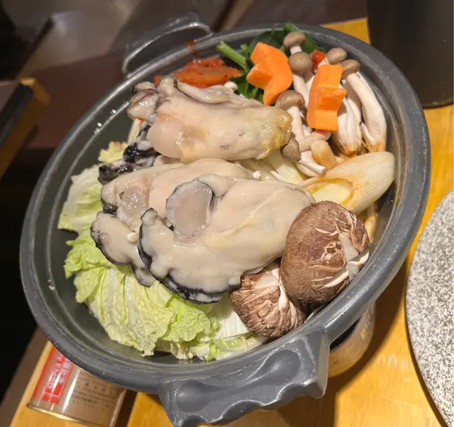 有6隻蠔，都幾大隻；雖然有泡菜，但唔會太咸、太辣。除左泡菜，有其他蔬菜、菇類。天氣涼涼地飲返啲暖湯，很舒服😊