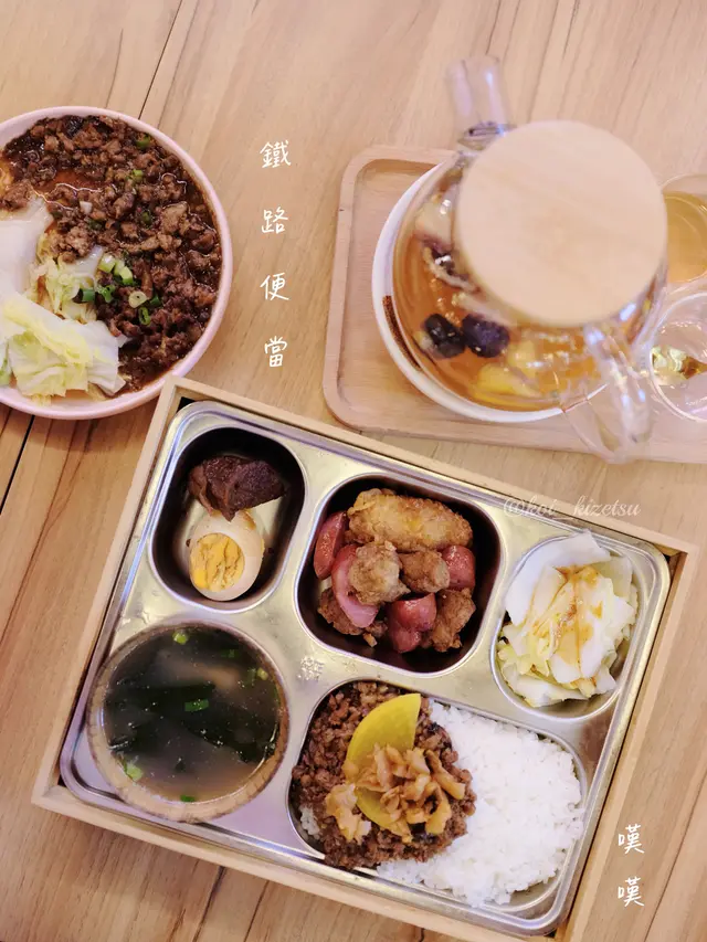 台灣腸，鹽酥雞挺酥脆，菜脯和肉燥飯一起吃口感豐富，而肉燥不是全肥，不會太油膩。昆布湯有點清淡但足料。