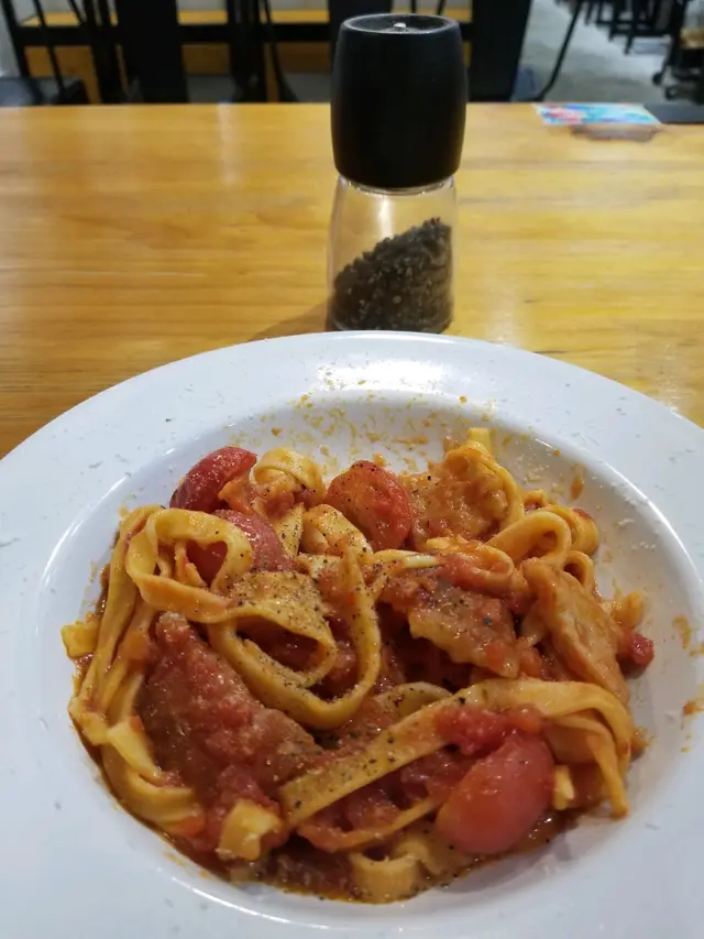 辣蕃茄醬墨魚餅新鮮手工闊條麵