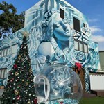 一去到就被呢層藍建築物所吸引住，加埋聖誕樹後，更顯得好有聖誕氣氛。