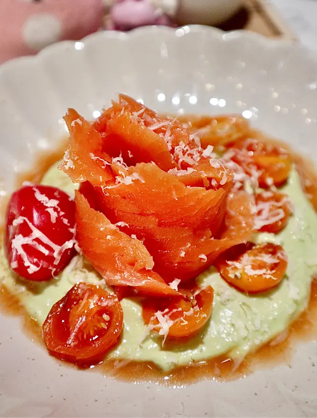 煙三文魚蕃茄牛油果沙律