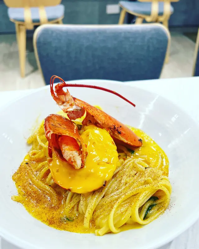 美味既芝士汁, 口感濃而不膩, 再加上蝦籽伴隨, 食落除左芝士既香仲有海鮮既鮮.
另外龍蝦札實肉厚鮮美, 再點一點芝士汁, 好豐厚既感覺係口中, 好味道!