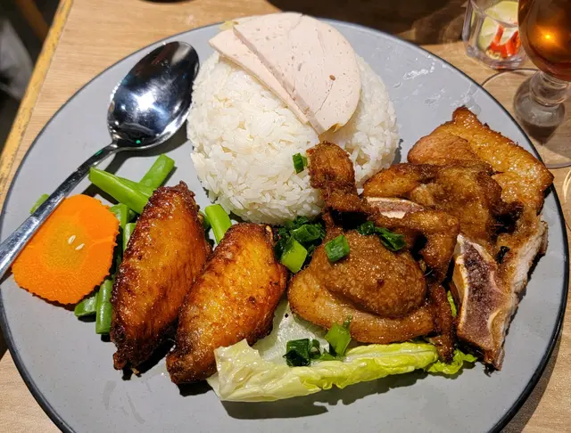 豬扒帶有少許脂肪，炸得香脆🤩而雞翼肉仍然juicy