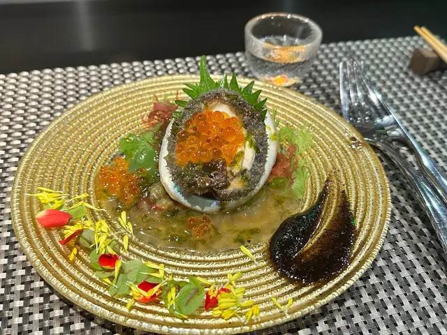 鮑魚松露醬綴三文魚籽