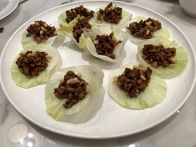 鴨鬆松子仁生菜包