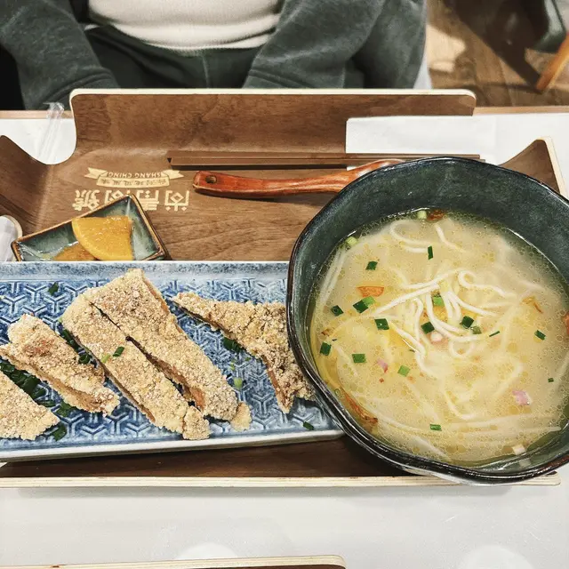 椒鹽豬排金腿雞湯麵