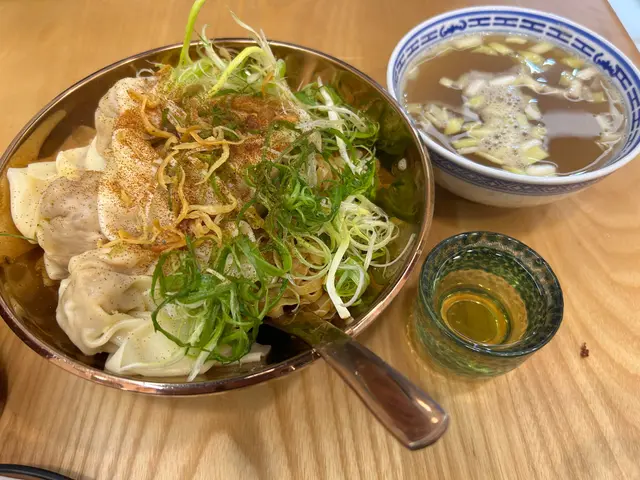 雙湯蟹籽雲吞香蔥撈麵