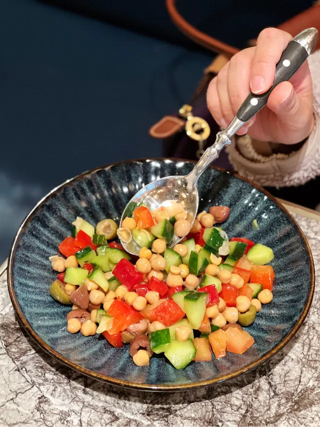 鸡心豆沙律配青瓜、橄榄、灯笼椒及番茄