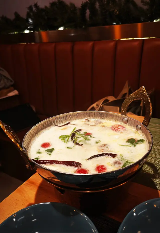 雜菌椰子雞湯充滿香料和椰子的氣味，雞肉嫩滑沒有雪藏雞肉的味道，雜菌和雞肉浸泡在濃郁嘅湯汁中更加鮮甜美味。
