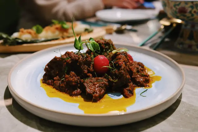 仁當牛面頰肉配燒肉鬆糯米飯卷
