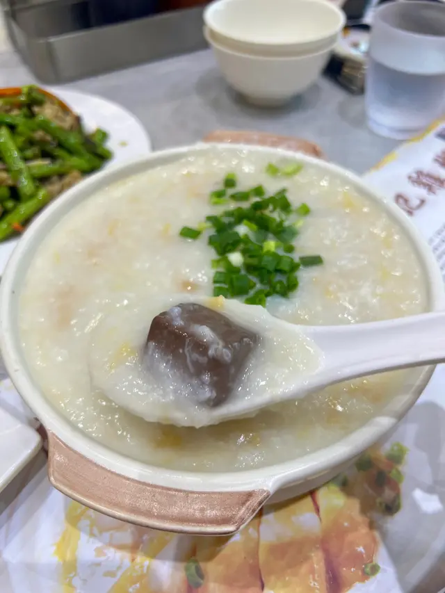自選生滾煲仔粥· 瑤柱粥$59 加帶子加豬紅加肉丸 +$30