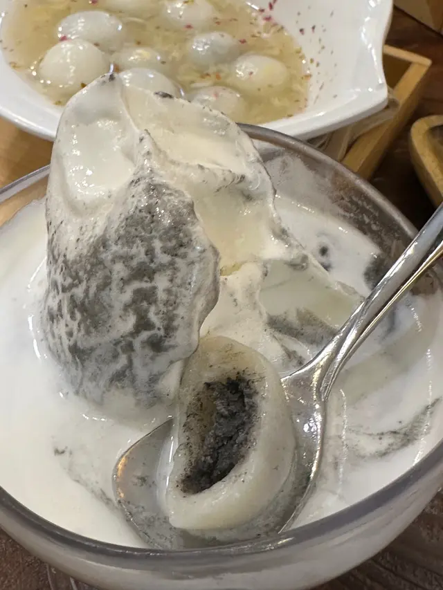 三色芋圓芝麻湯圓芭菲杯