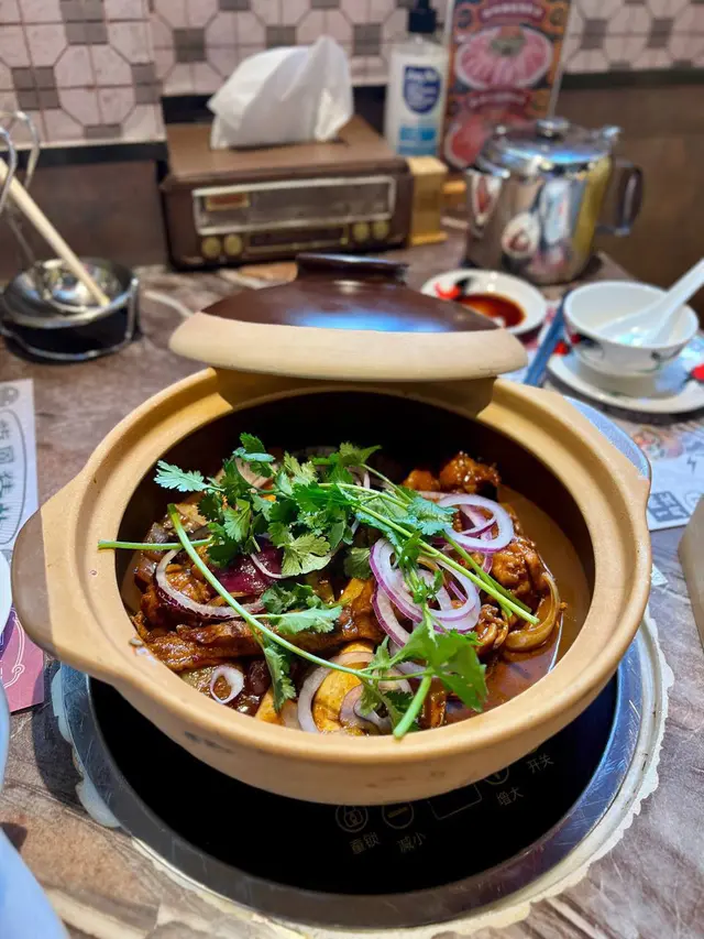 招牌無骨鳳翼釀雞煲