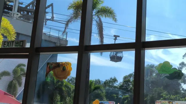 可以望到外面纜車穿梭