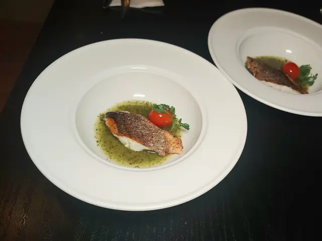 鮮鱸魚柳酸甜香草汁