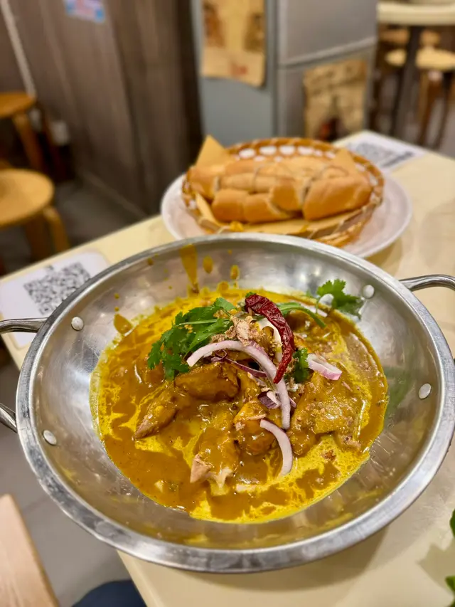 咖哩雞髀扒配法包