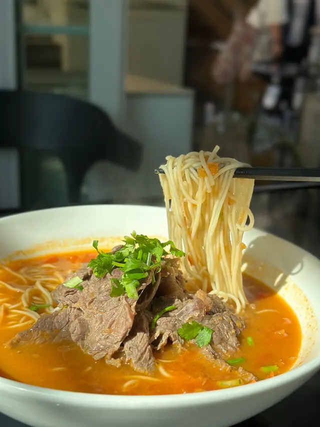 鮮茄濃湯牛肉擔擔麵 