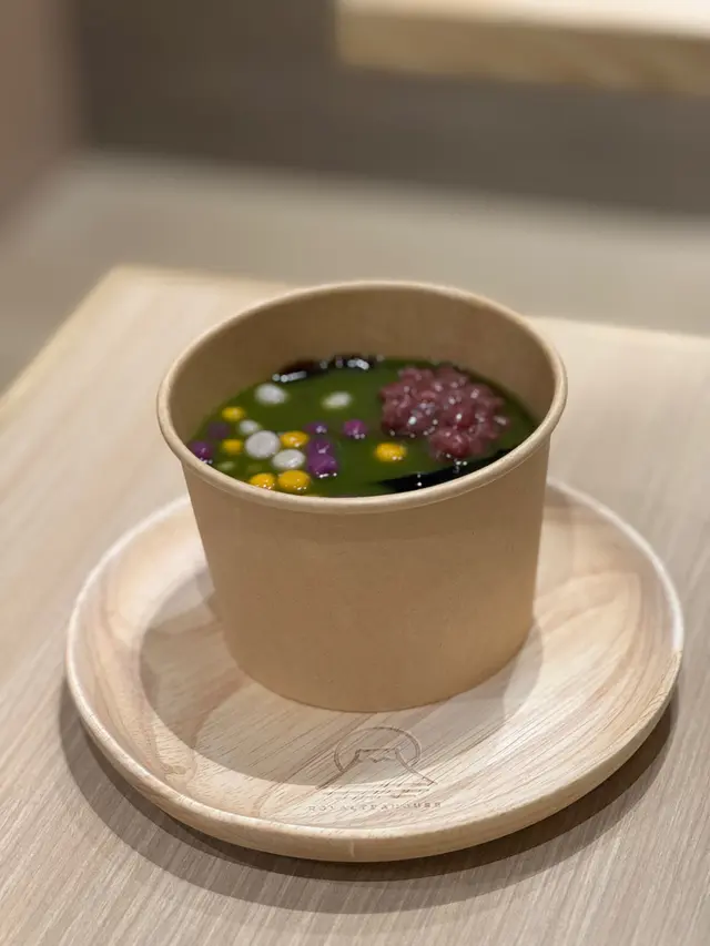 好足料(⁎⁍̴̛ᴗ⁍̴̛⁎)有仙草紅豆同芋圓
細細粒既三色芋圓有咬口
超濃既抹茶 啖啖清香唔苦🌿