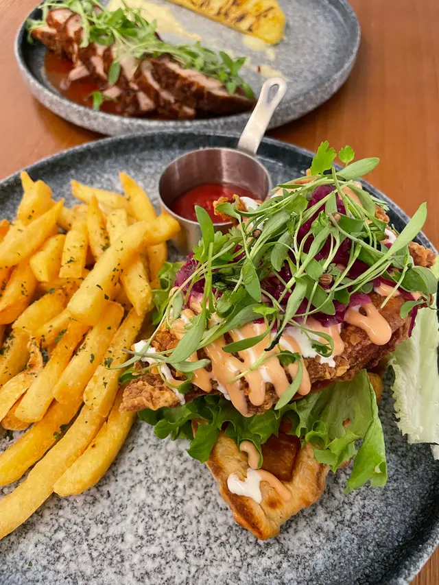 牛角包窩夫伴薯條+大大份炸雞排