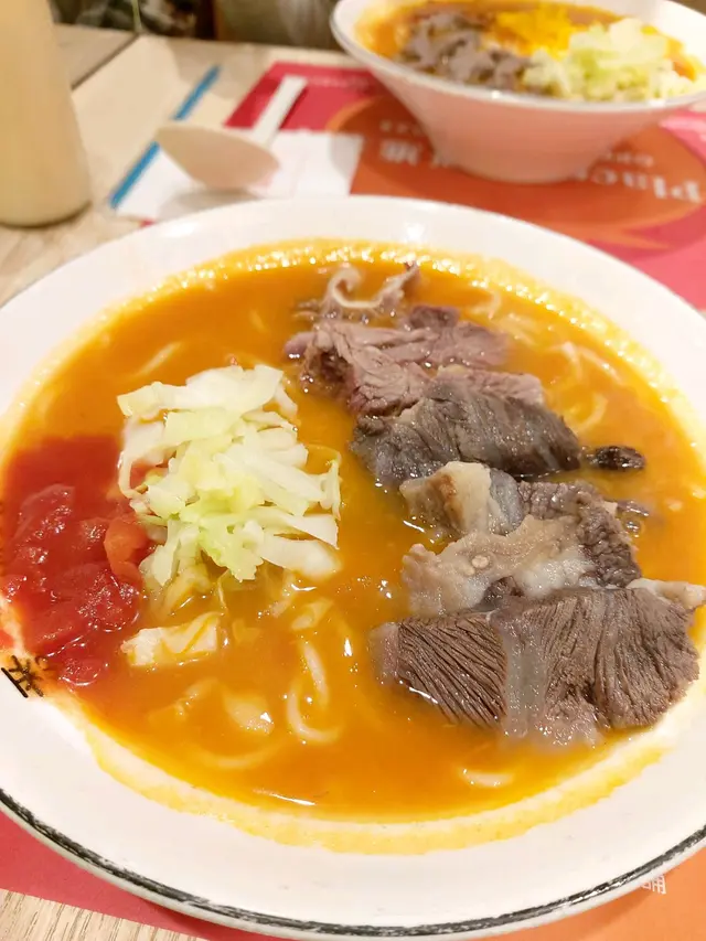 個湯真係無得頂，好濃好香，唯一敗北位係我同朋友個米線真係好淋，直頭係一夾就散咁款，好似一早烚定好晒之後再滾返咁。可能因為下晝4點幾去冇乜人，啲嘢食都唔係特别熱，但淨係個湯已經可以令我再返轉頭食