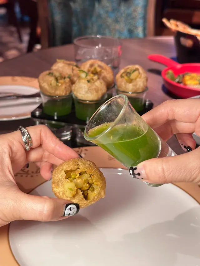 酥炸麵餅配薄荷汁