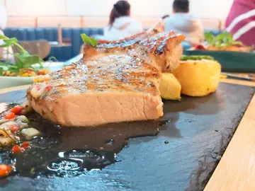 燒栗飼法式豬鞍配芒果莎莎醬拼烤焗忌廉芝士薯及燒雜菜