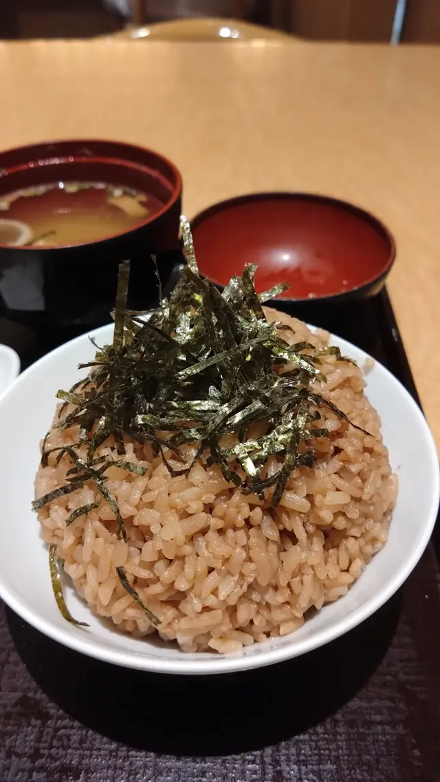 飯呈淺啡色,第一口覺得滲出茶味,埋單問店員才得知,店方以焙茶煲飯